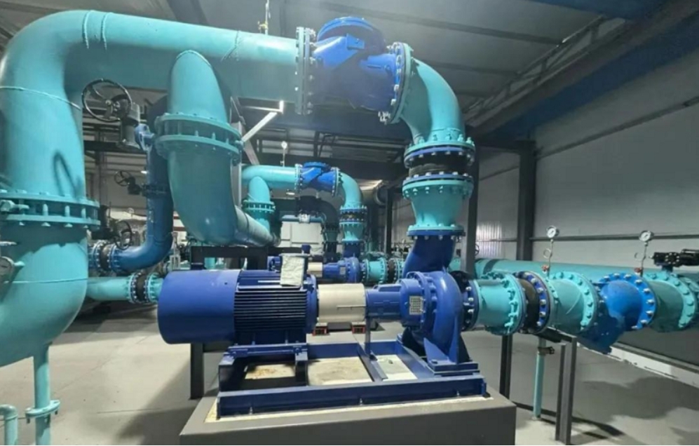 首例半导体屋顶装配式高效制冷机房落地