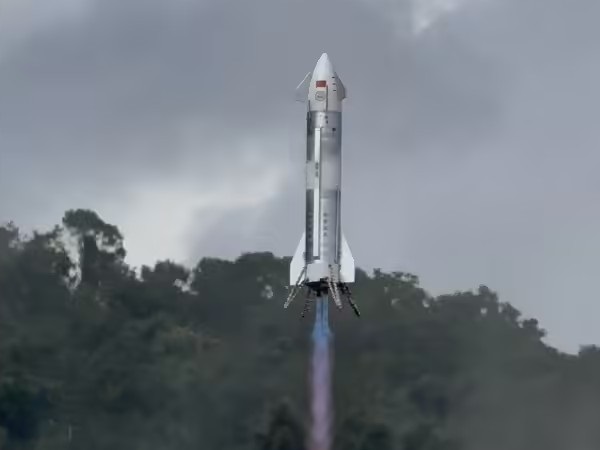 国内首枚高校主导研制的面对称可回收液体火箭平台飞行试验成功